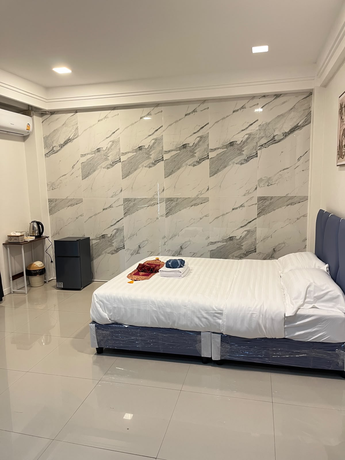 Twin-bed family room with marble feature wall
